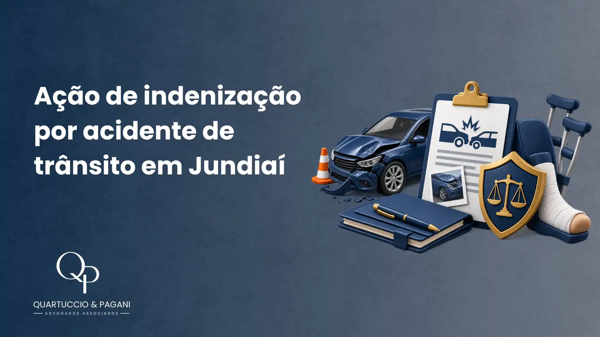 Ação de indenização por acidente de trânsito em Jundiaí com carro danificado, cones de sinalização, prancheta e escudo de proteção ao lado de documentos e uma balança da justiça, em fundo azul.