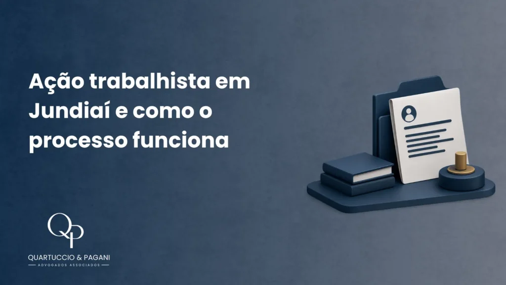 Imagem com fundo azul e texto em destaque: “Ação trabalhista em Jundiaí e como o processo funciona”, ao lado de ícones ilustrativos de documentos, pasta e um selo sobre uma base, com a marca “QUARTUCCIO & PAGANI”.