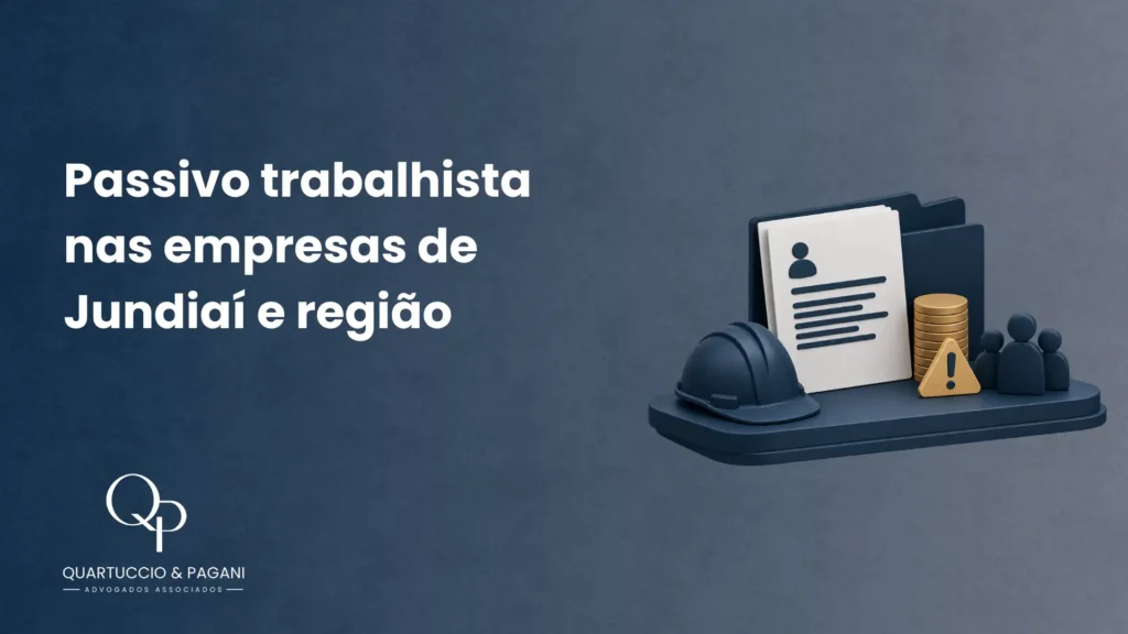 Imagem com o texto “Passivo trabalhista nas empresas de Jundiaí e região” ao lado de um ícone com documento, capacete de segurança e pessoas, sugerindo consultoria jurídica trabalhista. Ao fundo, elementos em tons de azul e o logotipo QuarTtuccio & Pagani.
