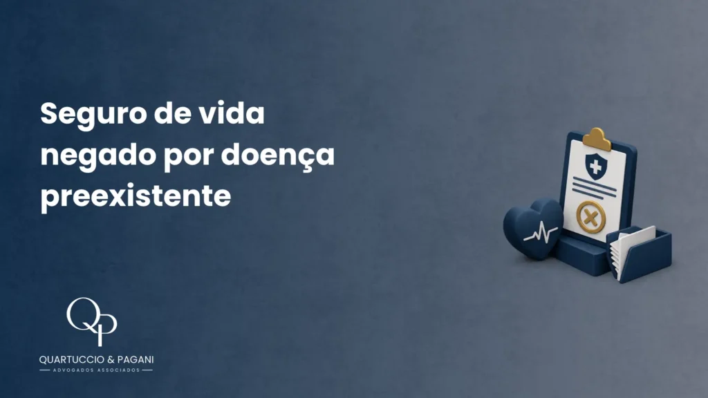 Texto “Seguro de vida negado por doença preexistente” em fundo azul, com ícones 3D de prancheta médica, coração e pasta. Selo de advogado Quartuccio & Pagani.